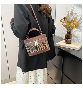 Borsa a tracolla da donna alla moda per la primavera, versatile in PU, piccola, monospalla, a blocchi di colore, con cerniera - Product Image 2