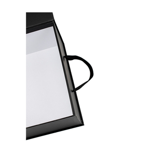 Boîte cadeau magnétique noire de haute qualité personnalisée avec poignée, carton et design grand format, gaufrage et laminage mat, doublure en éponge - Product Image 4