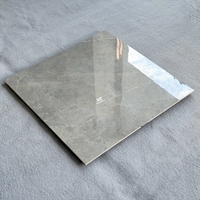 Carreaux de marbre gris brillant résistants à l'usure Kewent 600x600 mm pour la décoration moderne des sols de maison 60x60