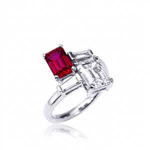 Anillo de Mujer TIANYU GEMS Personalizado en Oro Blanco de 14K con Esmeralda, Rubí de Laboratorio, Diamante de Laboratorio y Diamante de Laboratorio Trapezoidal - Product Image 1