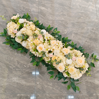 Décoration de mariage, arrangement floral, rangée de fleurs, événement, exposition, chemin de table, scène en T, fleurs de bord de route, fleurs suspendues