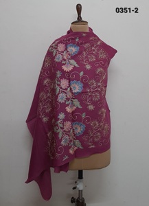 Écharpes ou foulards 100% laine avec broderie fine - Product Image 4