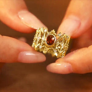 Anello Cocktail T0651 con Corona, Oro e Granato, Stile Vintage con Incastonatura a Griffe, Anello Raffinato da Donna per Matrimonio - Product Image 1