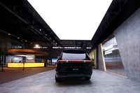 Plafond tendu LED pour concession de voitures d'occasion - Film souple rétroéclairé IP65, cadre en aluminium pour atelier automobile d'occasion