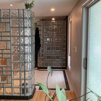Blocs de verre creux carrés transparents en cristal de couleur personnalisée - Résistants au feu, haute transmission lumineuse pour salle de bain d'hôtel