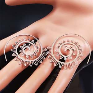 Boucles d'oreilles romaines rotatives en spirale de feuille Boucles d'oreilles géométriques en alliage torsadé en forme de vortex - Product Image 6