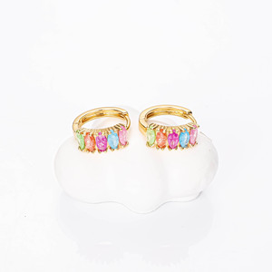 Joyería CM <span class=keywords><strong>de</strong></span> Moda Aretes Tipo Huggie <span class=keywords><strong>de</strong></span> Latón con Zirconia Bañados en Oro <span class=keywords><strong>de</strong></span> 18K, Aretes <span class=keywords><strong>de</strong></span> Aro Pequeños y Elegantes <span class=keywords><strong>de</strong></span> Oro Laminado con Piedra <span class=keywords><strong>de</strong></span> Color - Product Image 2