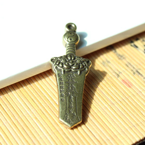 Colgante Retro de Espada de Latón, Amuleto de Aleación de Cobre, Regalo Temático, Llavero Unisex, Accesorio Decorativo de Joyería de Moda - Product Image 4