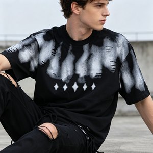Camiseta Oversize Negra para Hombre, Manga Corta, Cuello Redondo, Estampado con Efecto Goteo, Estilo Urbano, con Dobladillo Desgastado - Product Image 6