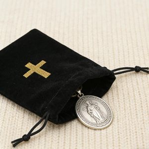 Pochette en velours noir avec cordon de serrage et logo personnalisé, sac cadeau pour bijoux avec croix dorée, pochette pour chapelet, pour église, baptême, communion, cadeau de cérémonie, vente en gros - Product Image 6