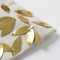 Paillettes géantes en forme de feuille 80 mm - Grandes paillettes vert/or pour la décoration de sapins de Noël et la mise en scène d'événements - Matériau PVC de qualité supérieure