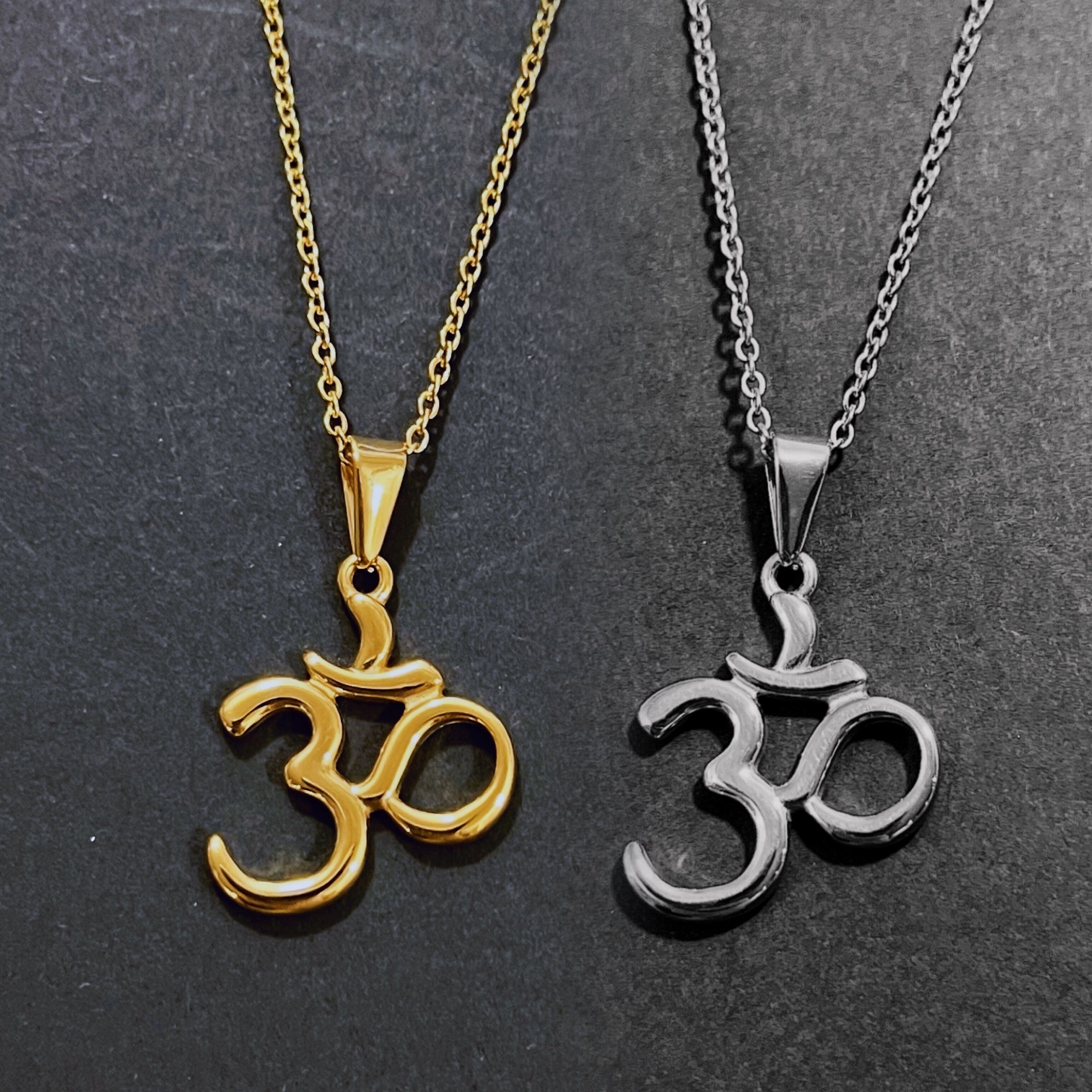 Diamond Treats Collana Con Ciondolo OM In Argento 925 – Placcato Oro Rosa, Catena Inclusa, Regalo Donna