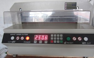 Máquina de Corte de Papel con Control Numérico Eléctrico 450mm 450VS+ con Cubierta Protectora de Plástico - Product Image 4