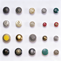 Bouton rond en métal doré avec motif tissé en relief, style classique pour costumes homme