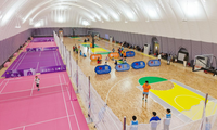 Dôme ignifuge écologique autoportant, hall sportif à membrane de grande portée pour terrains de multisports