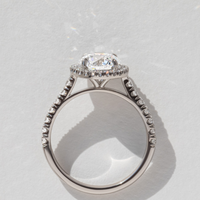 Bague de fiançailles en or massif 10K 14K 18K avec diamant de laboratoire CVD/HPHT, taille ronde 2 carats, sertie halo et pavé, style cathédrale, certifiée IGI, personnalisable