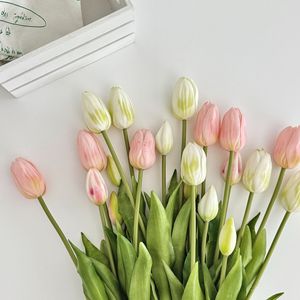 Flor Artificial de Tulipán de Seda Suave Hecha a Mano con 5 Cabezas, Decoración Navideña con Tacto Realista, Duradera de 3 a 5 Años para Sala de Estar - Product Image 5