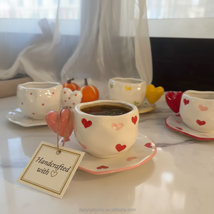 कस्टम हृदय आकार का हैंडल सिरेमिक कॉफी मग और सॉकर सेट करें उपहार के लिए हस्तनिर्मित मीठे दिल पैटर्न चाय कप - Product Image 5