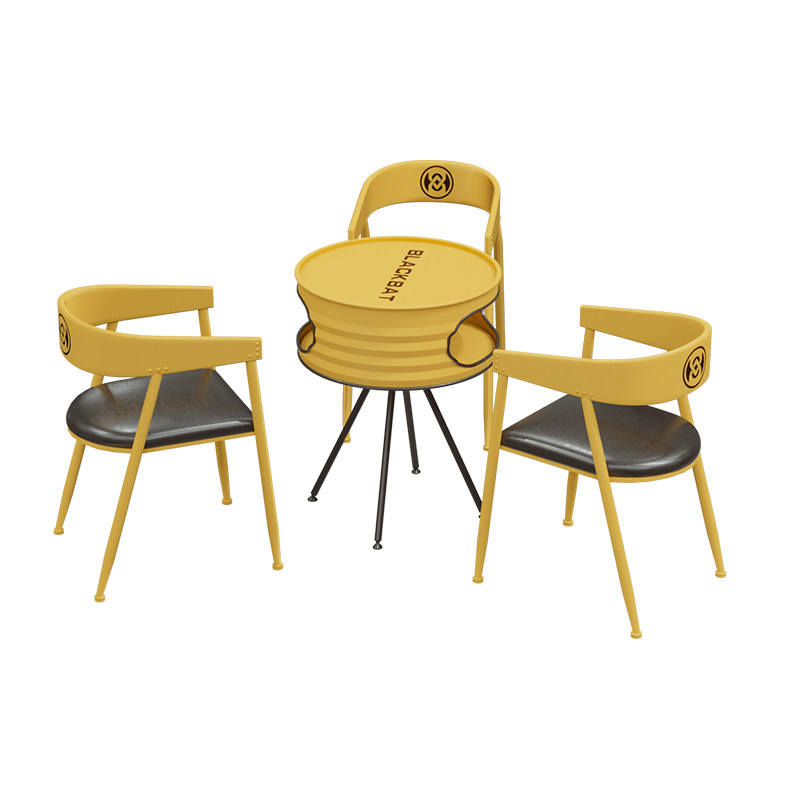 Une table et trois chaises