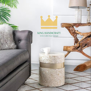 Petite table d'appoint, tabouret Capiz de table basse ronde, table d'appoint ronde en nacre couleur crème et or - Product Image 1