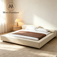 Lit double king size moderne italien, design simple, rembourré en tissu de lin, extra doux, style tatami, pour villa