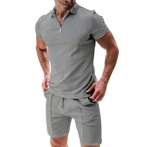 Fournisseur d'un costume sportif et décontracté pour homme en deux pièces avec un revers, une chemise à manches courtes et un short - Product Image 2