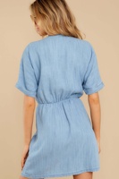 Vente à chaud de vêtements pour femmes en denim moins cher couleur unie mince à manches courtes dames robe en jean décontractée en stock