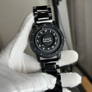 Montre à quartz pour homme en acier inoxydable noir personnalisée avec échelle à aiguilles magnétiques et chiffres arabes Sabr - Product Image 3