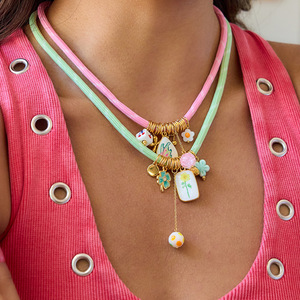 Encantador Collar con Colgante de Acero Inoxidable y Oro de 18K con Diamantes y Diseño de Trébol Verde, Joyería de Regalo - Product Image 2