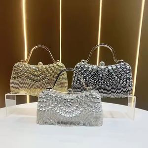 Bolso de noche de lujo con cristales y diamantes de imitación, adornado con flores, ideal para bodas y fiestas. - Product Image 6