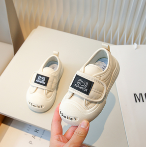 รองเท้าผ้าใบสีขาวสำหรับเด็กผู้ชาย พิมพ์ลายตัวอักษร แบบแปะตีนตุ๊กแก สำหรับเด็กอายุ 1-3 ปี รองเท้าลำลองสำหรับเด็ก - Product Image 3