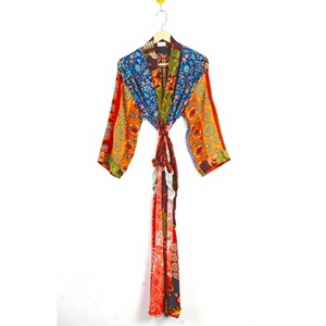 Hermoso Kimono de Satén de Seda para Mujer, Elegante, Largo hasta la Rodilla, con Estampado Floral, Cierre con Cordón y Logotipo Frontal - Product Image 1