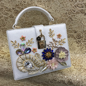 Sac à poignée supérieure de luxe pour femmes 3D Floral Pearl Diamond Shoulder Purses Fashion Crystal White Leather Wedding Party Evening Embrayages - Product Image 4