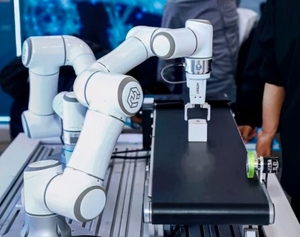Bras robotique collaboratif dans l'industrie des machines-outils - Product Image 5