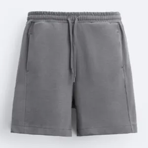 Shorts relajados con cintura elástica con cordones ajustables, bolsillos delanteros y detalles de bolsillos traseros.