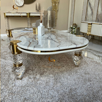 Table basse de luxe avec plateau en marbre, pieds en métal doré et cristaux, table de salon moderne pour hôtel, villa, salon