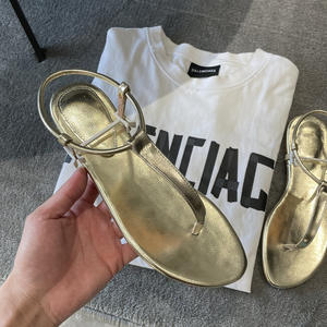 Chaussures imprimées tendance, uniques et de qualité supérieure, faites à la main, en daim et velours antidérapant, pour tous, disponibles en différentes couleurs et tailles. - Product Image 3