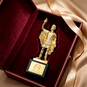 Estatua de Guerrero Romano en Metal Chapado en Oro Personalizada, Trofeo <span class=keywords><strong>Tripoli</strong></span>, Escultura con Base de Madera Negra, Grabado Personalizado - Product Image 4