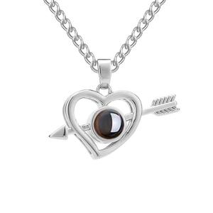 Vente chaude <span class=keywords><strong>100</strong></span> je t'aime langue Projection collier une flèche en forme de coeur collier personnalisé Photo pendentif pour les femmes - Product Image 6