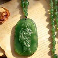 Collier pendentif en verre imitation obsidienne noire avec statue de San Benito et chaîne perlée, style ethnique, bijou cadeau