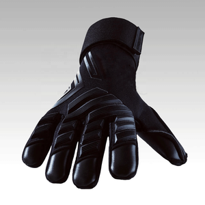 Gants de gardien de but de football entièrement neufs, design personnalisé, noirs, en néoprène avec latex allemand de 4 mm et caoutchouc injecté avec silicone sur le dos de la main. - Product Image 4