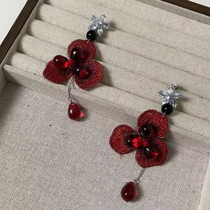 Magnifiques boucles d'oreilles à clous tendance rouges brodées <span class=keywords><strong>de</strong></span> sequins et <span class=keywords><strong>de</strong></span> fleurs à franges plaquées or, dégageant un charme doux et surnaturel pour les <span class=keywords><strong>femmes</strong></span> - Product Image 4