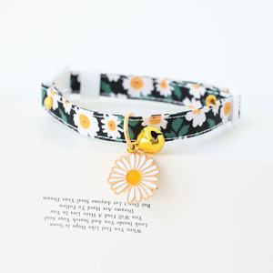 2023 printemps-été collier pour animaux de compagnie petite fleur motif 16 couleurs échappée Polyester chien cou cloche décoration petit chat chien - Product Image 4