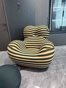 Fauteuil en tissu rayé moderne avec table d'appoint sphérique noire pour usage domestique - Product Image 3