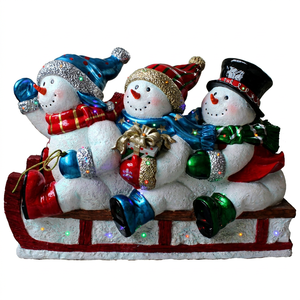 Trois bonhommes de neige sur un traîneau avec lumières LED - Product Image 1