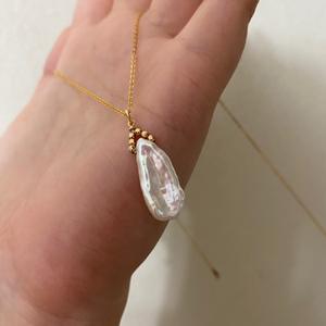 สร้อยคอมุกบาร็อคธรรมชาติรูปทรงไม่สม่ำเสมอ สายหนังจีบแบบคล้องไหปลาร้า พร้อมจี้ยาวประกายเงางาม - Product Image 3