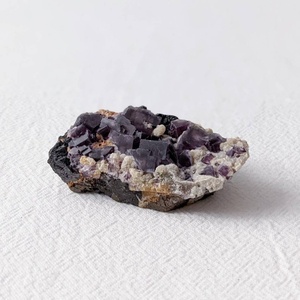 Horloge en fluorite violette naturelle, cristal violet doux, surface polie et lisse, thème bouddhiste, cadeau de remise de diplôme pour la décoration - Product Image 1