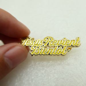 Placa de Identificación Personalizada Profesional en Metal Chapado en Oro con Acabado Esmaltado, Diseño Cursivo y Color Personalizado - Product Image 2