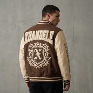 Chaqueta Varsity Vintage Personalizada con Logotipo para Hombre, Bordado Chenille, Parches de Cuero Marrón, Estilo Béisbol - Product Image 3