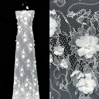 Tissu en dentelle brodée de petites fleurs 3D en polyester blanc lourd avec perles pour robes de mariée et tenues nuptiales